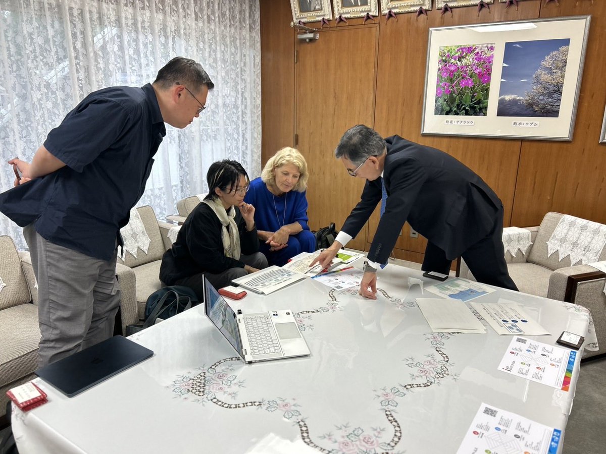 tsuchiyamichio_'s tweet photo. 「ポジティブヘルス」の入門セミナーを、軽井沢町・軽井沢病院・医療法人社団オレンジ三者合同で開催。
病気の有無や診断名のみに着目せずに、人が持つ回復力、社会とのつながり、生活の質などを含めて「健康」を広く捉える考え方です。
セミナー後にはブレケル=ダイクストラ博士と懇談しました。 https://t.co/OaZKh10b3h