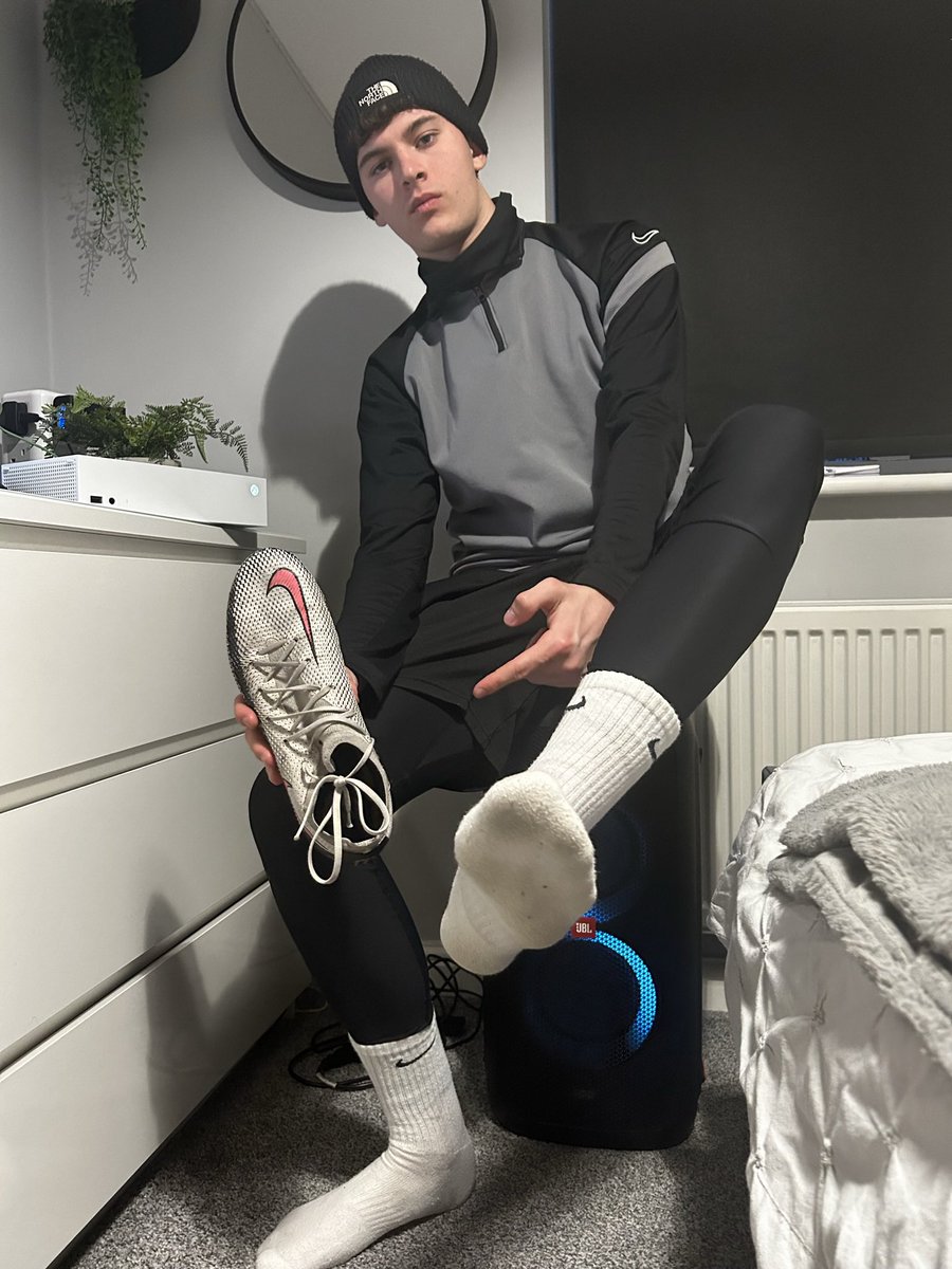 MasterM108's tweet photo. wanna see more football content ? 😈🦶🏼 https://t.co/b41ZECp3aV
