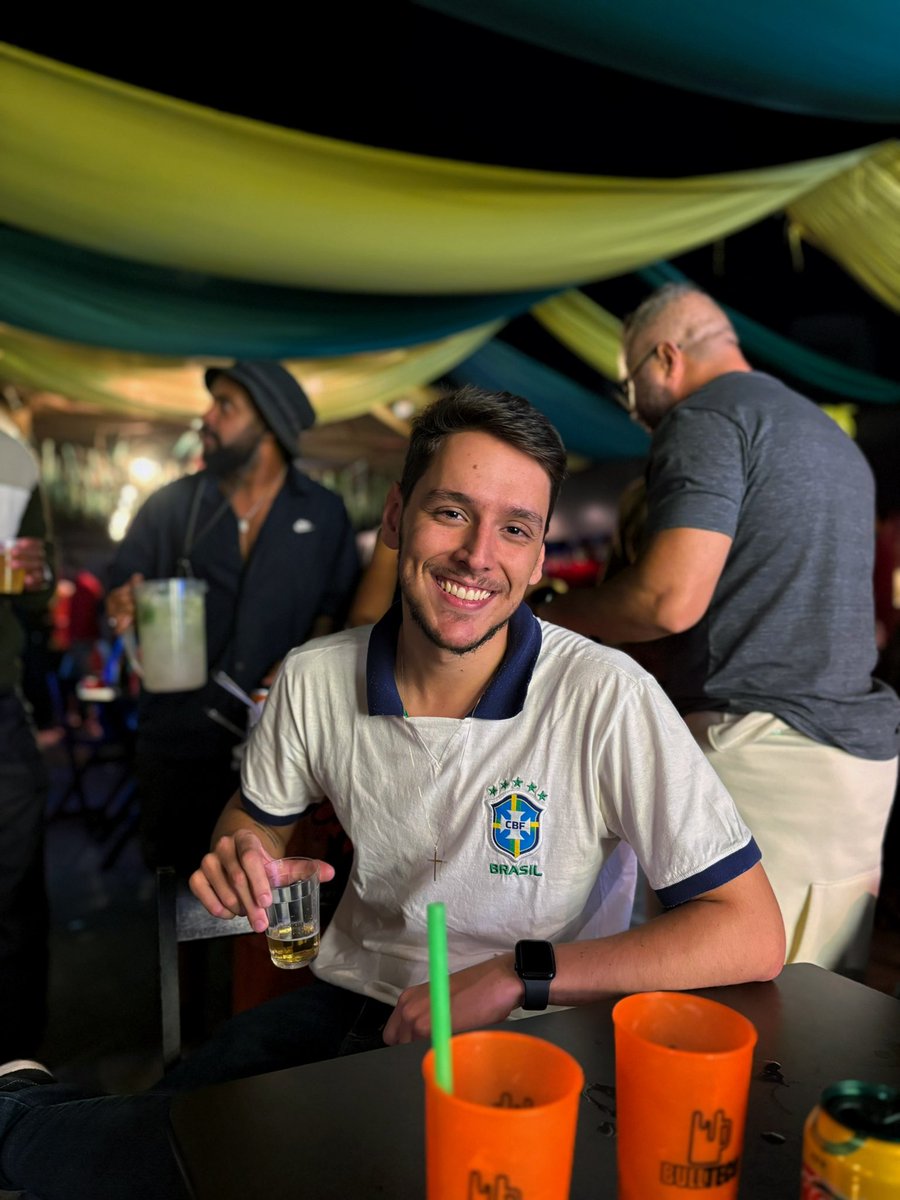 policarpoft's tweet photo. Copa vou ta assim: cervejinha e sorrindo 😎 https://t.co/BN1peCOfNz