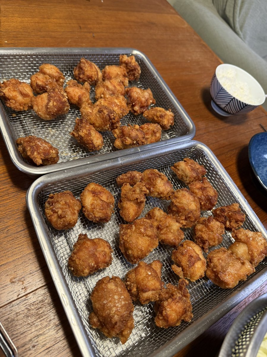 daimarikooo's tweet photo. 今日の長女長男のお弁当🍱

昨夜夫が手間ひまかけてつくっていた唐揚げをたくさん入れといた。

肉を丸めるとよりおいしくなるらしく、ひとつずつ丸めていた。

夫がレシピを見てつくる唐揚げはお世辞抜きでお店で食べるものよりおいしい！

その間に私は平日のお弁当＆おやつ用に低音調理を仕込んでおいたので、数日間はお弁当の中身に困らないはず😎

ブラウニーを食べたがってくれていた長女のお友達用にブラウニーも数個入れておいた。元気にいってきてね♪