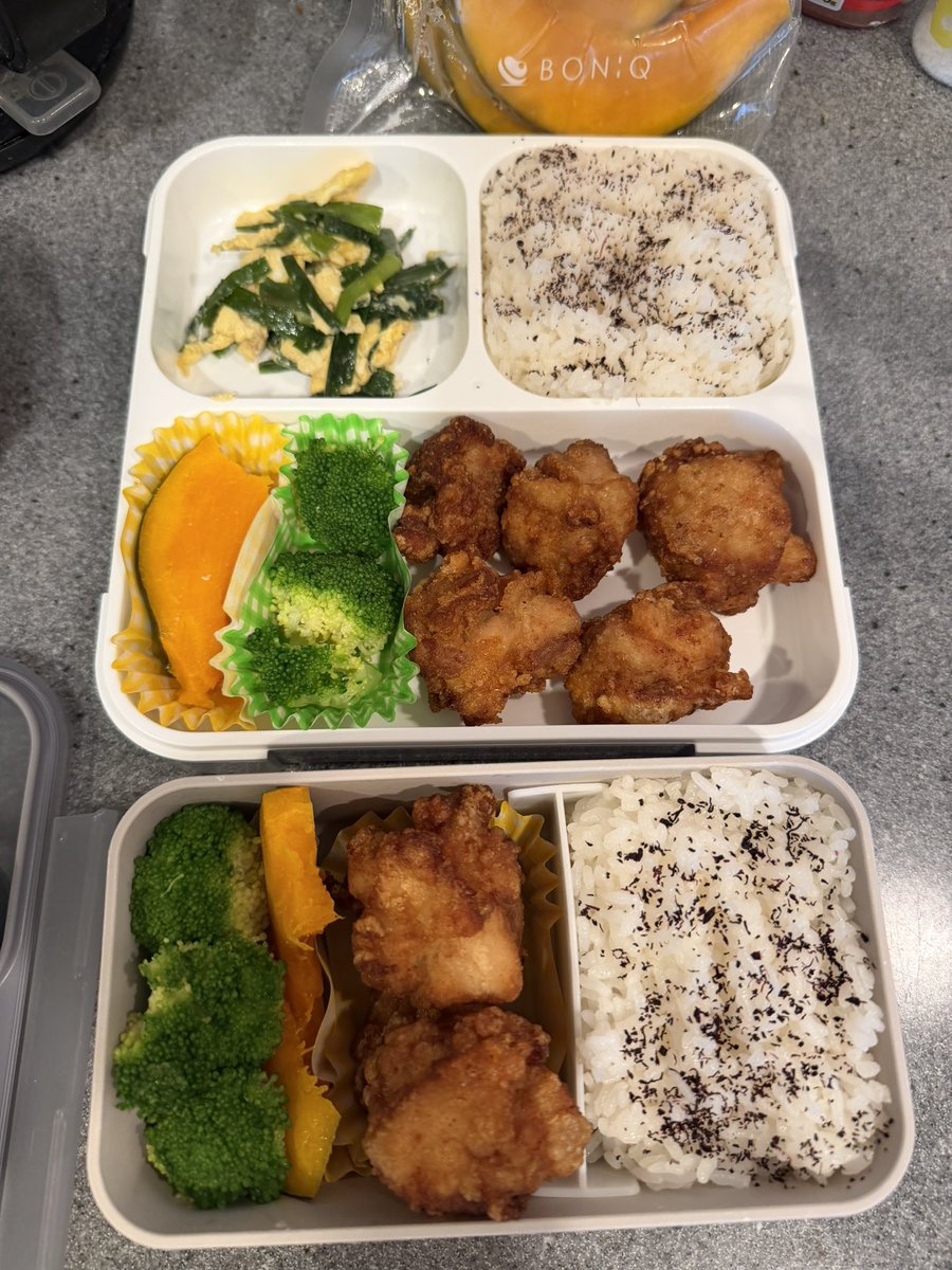 daimarikooo's tweet photo. 今日の長女長男のお弁当🍱

昨夜夫が手間ひまかけてつくっていた唐揚げをたくさん入れといた。

肉を丸めるとよりおいしくなるらしく、ひとつずつ丸めていた。

夫がレシピを見てつくる唐揚げはお世辞抜きでお店で食べるものよりおいしい！

その間に私は平日のお弁当＆おやつ用に低音調理を仕込んでおいたので、数日間はお弁当の中身に困らないはず😎

ブラウニーを食べたがってくれていた長女のお友達用にブラウニーも数個入れておいた。元気にいってきてね♪