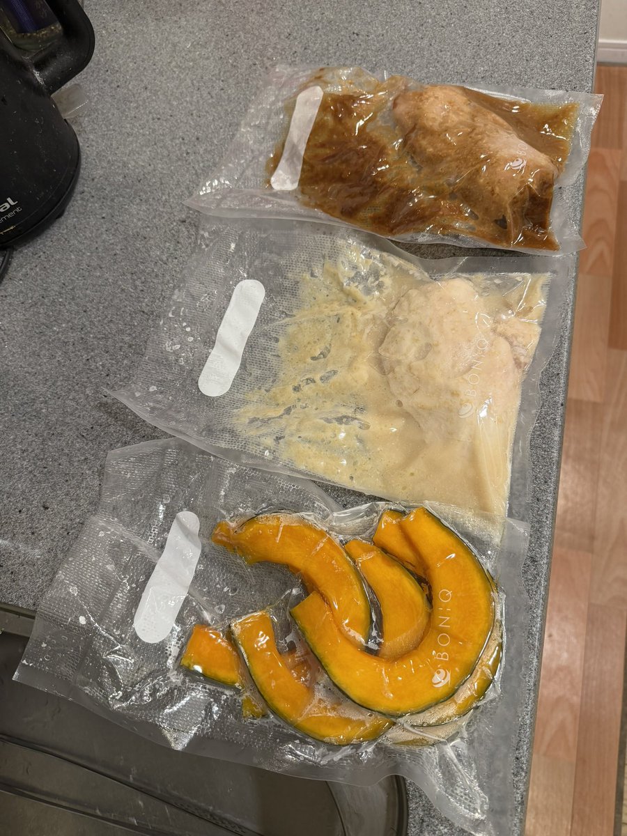 daimarikooo's tweet photo. 今日の長女長男のお弁当🍱

昨夜夫が手間ひまかけてつくっていた唐揚げをたくさん入れといた。

肉を丸めるとよりおいしくなるらしく、ひとつずつ丸めていた。

夫がレシピを見てつくる唐揚げはお世辞抜きでお店で食べるものよりおいしい！

その間に私は平日のお弁当＆おやつ用に低音調理を仕込んでおいたので、数日間はお弁当の中身に困らないはず😎

ブラウニーを食べたがってくれていた長女のお友達用にブラウニーも数個入れておいた。元気にいってきてね♪