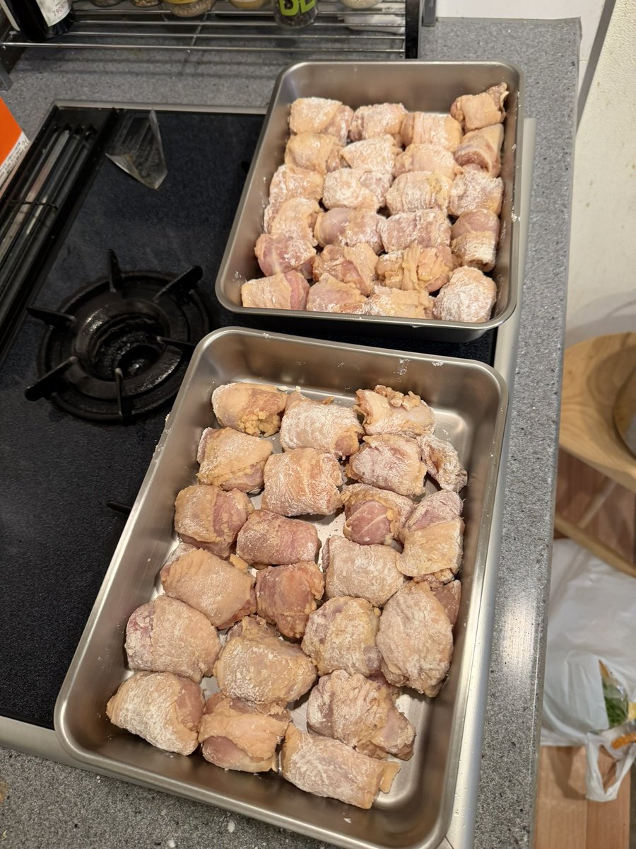 daimarikooo's tweet photo. 今日の長女長男のお弁当🍱

昨夜夫が手間ひまかけてつくっていた唐揚げをたくさん入れといた。

肉を丸めるとよりおいしくなるらしく、ひとつずつ丸めていた。

夫がレシピを見てつくる唐揚げはお世辞抜きでお店で食べるものよりおいしい！

その間に私は平日のお弁当＆おやつ用に低音調理を仕込んでおいたので、数日間はお弁当の中身に困らないはず😎

ブラウニーを食べたがってくれていた長女のお友達用にブラウニーも数個入れておいた。元気にいってきてね♪