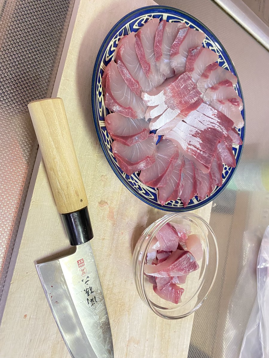 kochan10102's tweet photo. 昨晩は釣ったハマチを美味しく頂きました😋 https://t.co/Aq5jDEYgCa