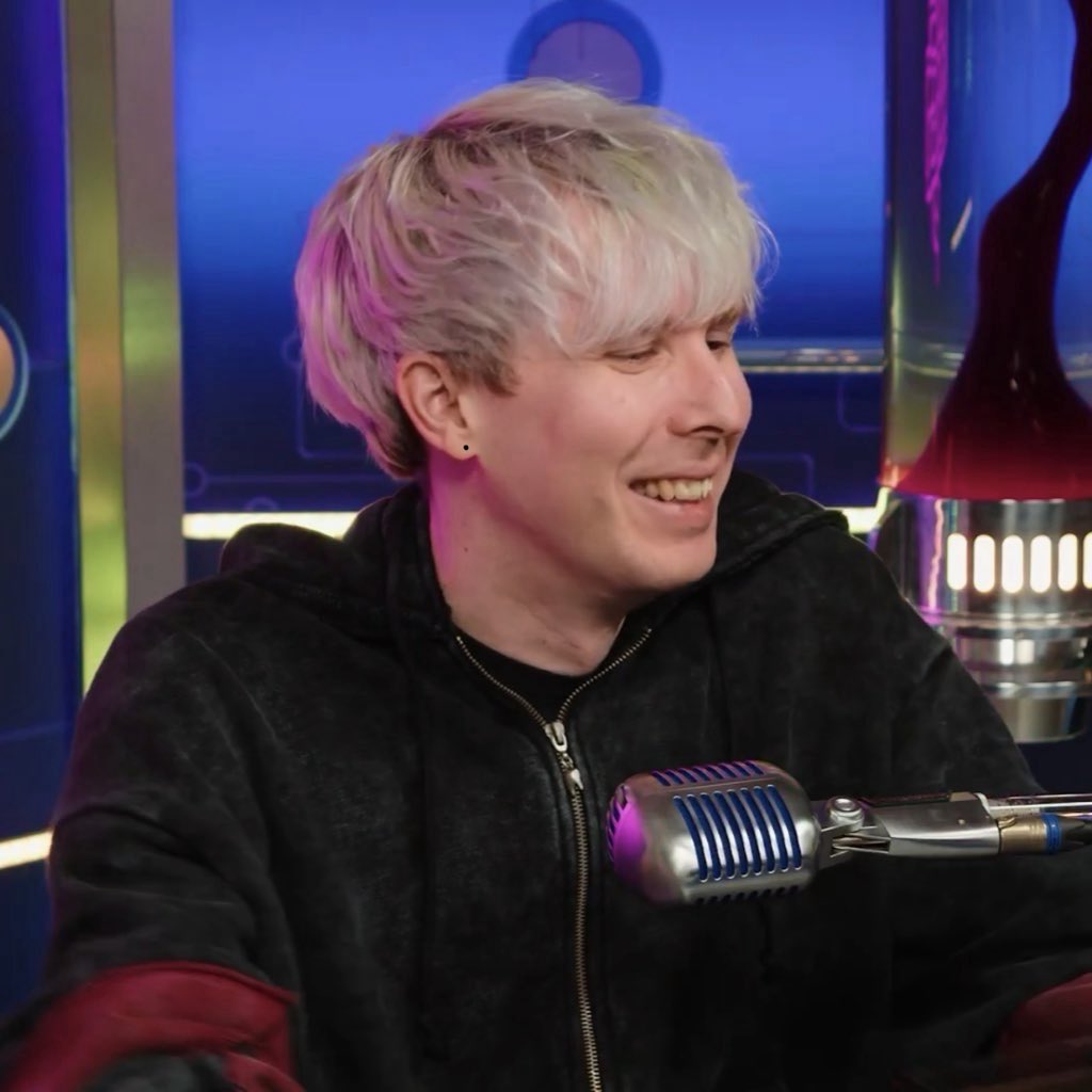 luvdnpz's tweet photo. phil lester PLEASE hear me out on black studs we yearn for more emo boy swag https://t.co/bRs22meZM5
