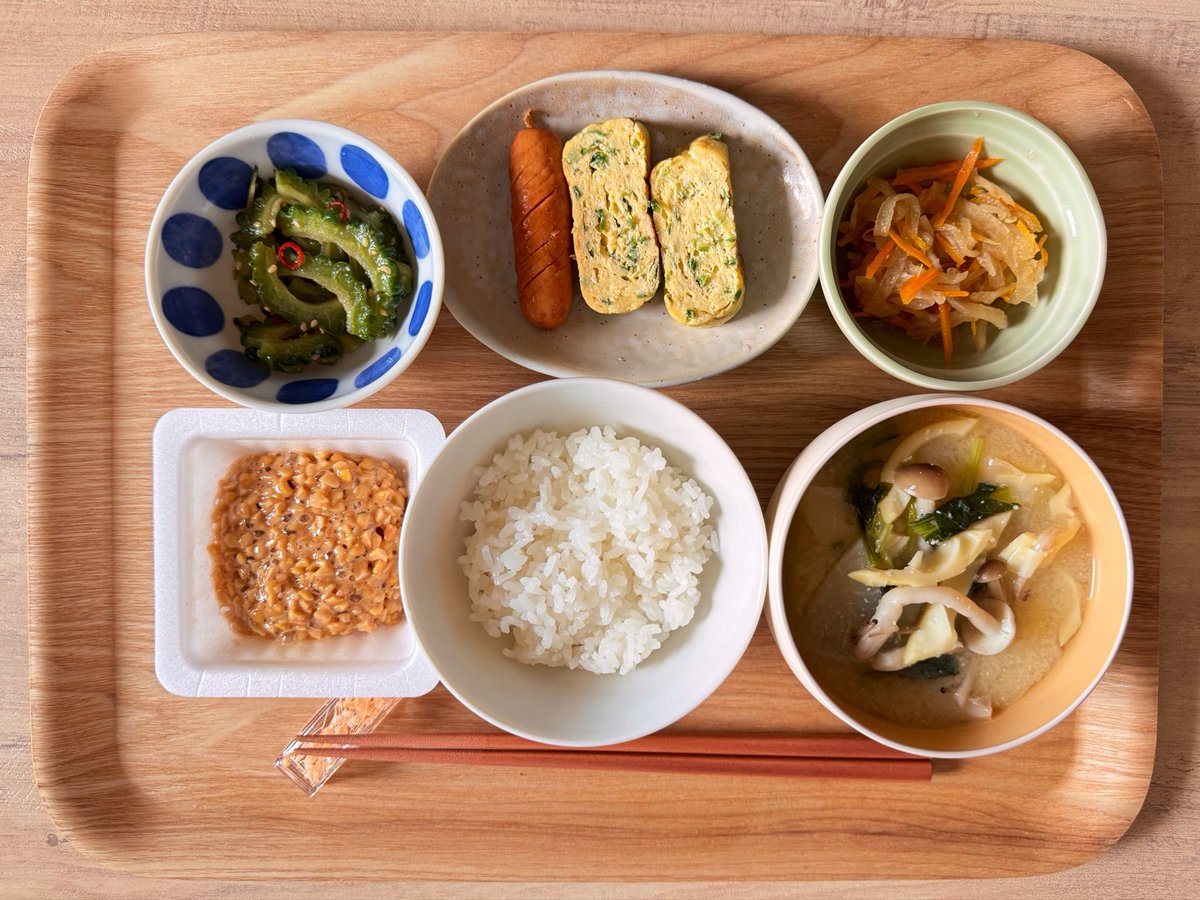chipitan0215's tweet photo. 朝ごはんと
おうちにあるもんで弁当✨️

お弁当は昨夜の残り物の
ポークケチャップ🐷と作り置きの
ゴーヤのナムル、千切り大根の煮物
詰めて玉子焼きとソーセージ追加。

朝は野菜のお味噌汁と納豆追加。

#朝ごはん
#おうちごはん https://t.co/XBPSvVRJFw