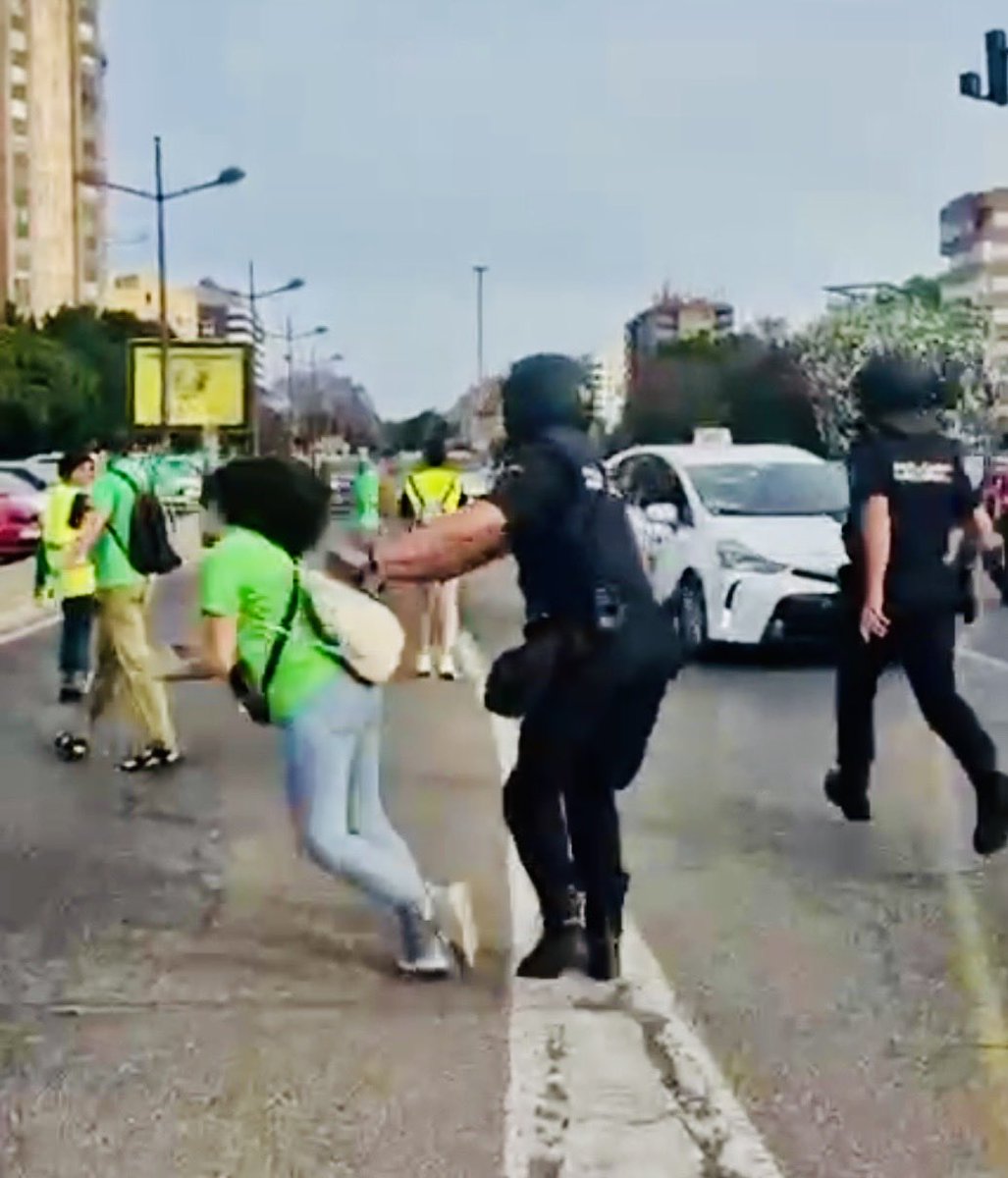 DavidRunning45's tweet photo. @Robocop_GCivil que la luz cegadora De Dios no nos haga olvidar esto…..
Hay una persona con una nariz rota https://t.co/8Y6vYb5nJQ
