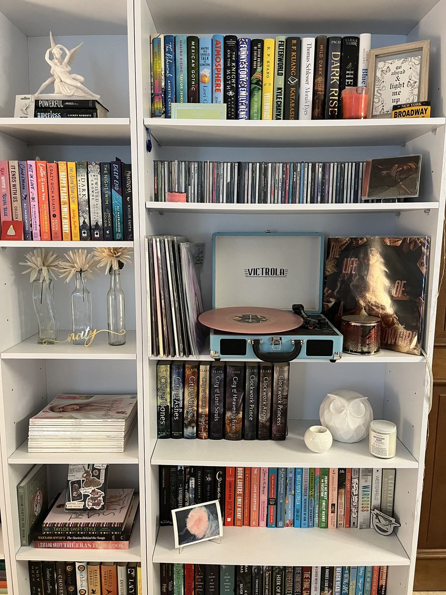 NatsFallenStars's tweet photo. @g_vanille Yo salí el año pasado🥳 Pero en un año agregué más libros y acomodé de otra manera varios estantes. Y que me perdone Pato pero no he cambiado mi tocadiscos🤭🫣 https://t.co/75WRhst6bL