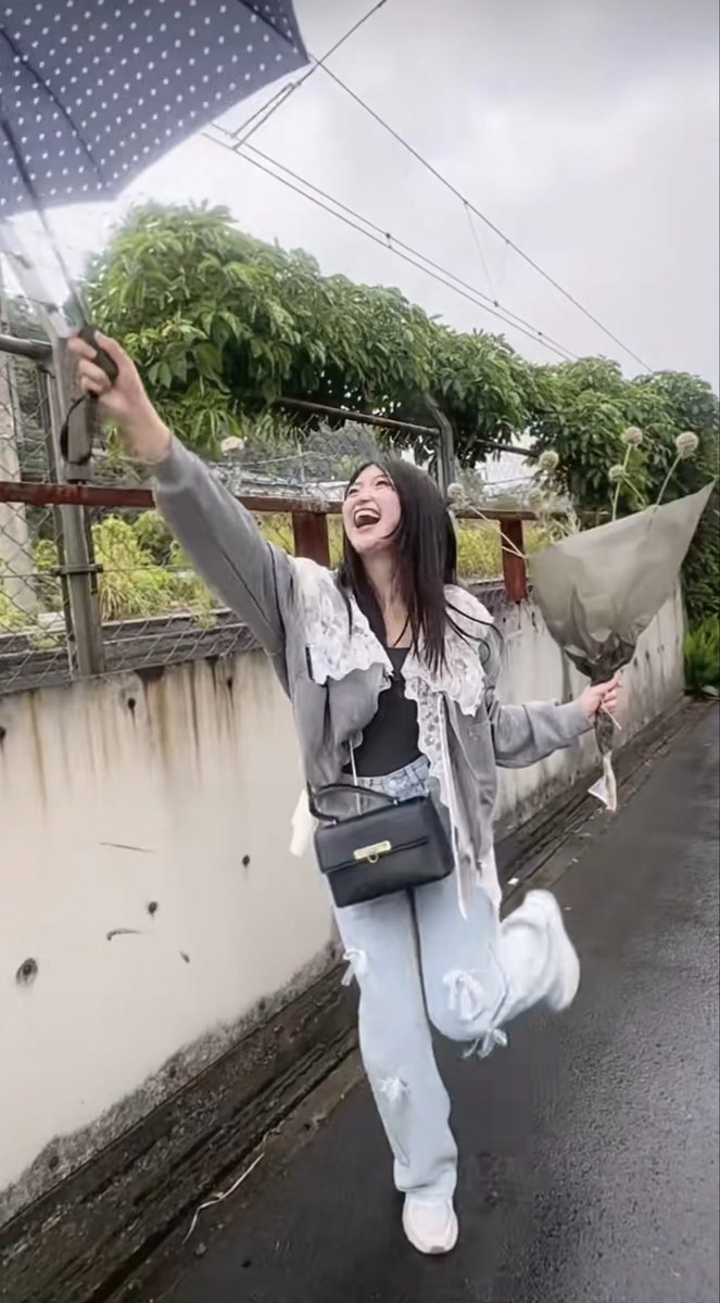 KurabaMo's tweet photo. １日１しおりん🌸🌈
雨でもこれだけ楽しそうだと、こちらも楽しい気分になる☂️
#西東しおり
#推し https://t.co/JcLC3WIu3y