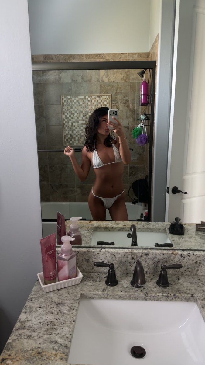 luv4veda's tweet photo. Bikini season https://t.co/6l9bQjd1Vr