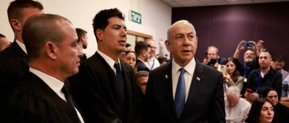 tmrrah9's tweet photo. وسائل إعلام:

تم إلغاء زيارة نتنياهو للمحكمة غداً ضمن جلسات محاكمته بسبب التوترات الأمنية

😐😐😐😐😂😂 ؟؟؟! https://t.co/CDXaT6YDnJ