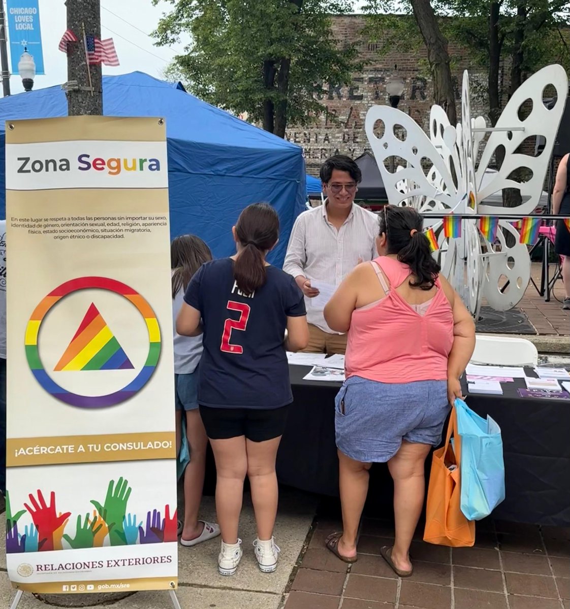 ConsulMexCho's tweet photo. 🌈 El Consulado participó en el evento “Vive con Orgullo”, una feria comunitaria realizada en el marco del Mes del Orgullo, donde diversas organizaciones compartieron recursos, orientación y servicios para la comunidad. 🤝✨

Nos complace colaborar con instituciones y organizaciones que trabajan para fortalecer espacios más inclusivos, seguros y accesibles para todas las personas. 🏳️‍🌈💙

Seguimos trabajando para que nuestra comunidad tenga acceso a información, recursos y servicios de utilidad. 📚💚

#ProtecciónConsular #zonasegura