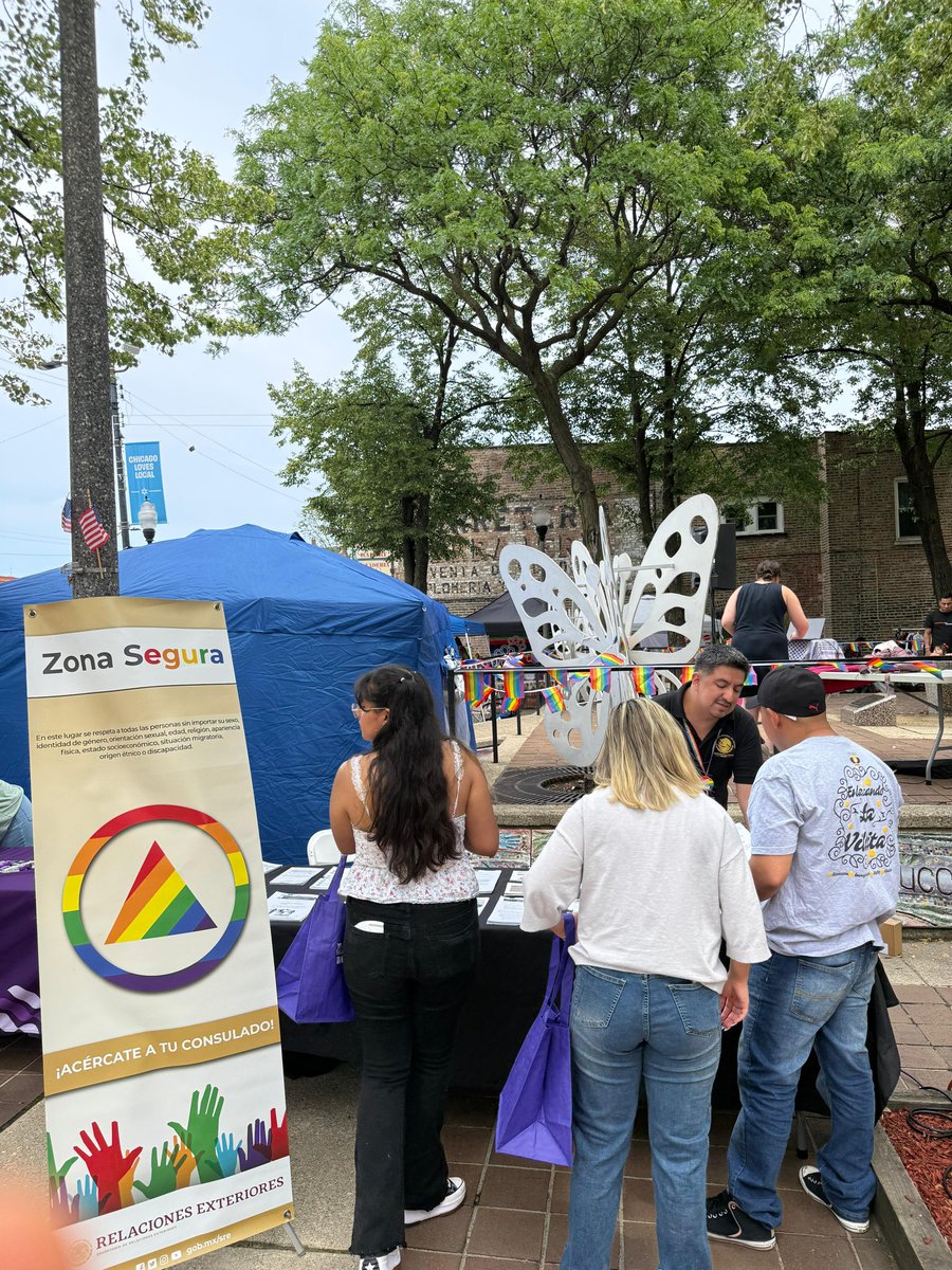 ConsulMexCho's tweet photo. 🌈 El Consulado participó en el evento “Vive con Orgullo”, una feria comunitaria realizada en el marco del Mes del Orgullo, donde diversas organizaciones compartieron recursos, orientación y servicios para la comunidad. 🤝✨

Nos complace colaborar con instituciones y organizaciones que trabajan para fortalecer espacios más inclusivos, seguros y accesibles para todas las personas. 🏳️‍🌈💙

Seguimos trabajando para que nuestra comunidad tenga acceso a información, recursos y servicios de utilidad. 📚💚

#ProtecciónConsular #zonasegura