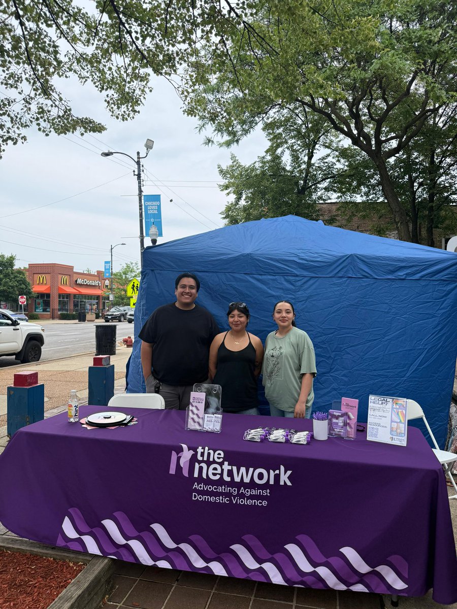 ConsulMexCho's tweet photo. 🌈 El Consulado participó en el evento “Vive con Orgullo”, una feria comunitaria realizada en el marco del Mes del Orgullo, donde diversas organizaciones compartieron recursos, orientación y servicios para la comunidad. 🤝✨

Nos complace colaborar con instituciones y organizaciones que trabajan para fortalecer espacios más inclusivos, seguros y accesibles para todas las personas. 🏳️‍🌈💙

Seguimos trabajando para que nuestra comunidad tenga acceso a información, recursos y servicios de utilidad. 📚💚

#ProtecciónConsular #zonasegura