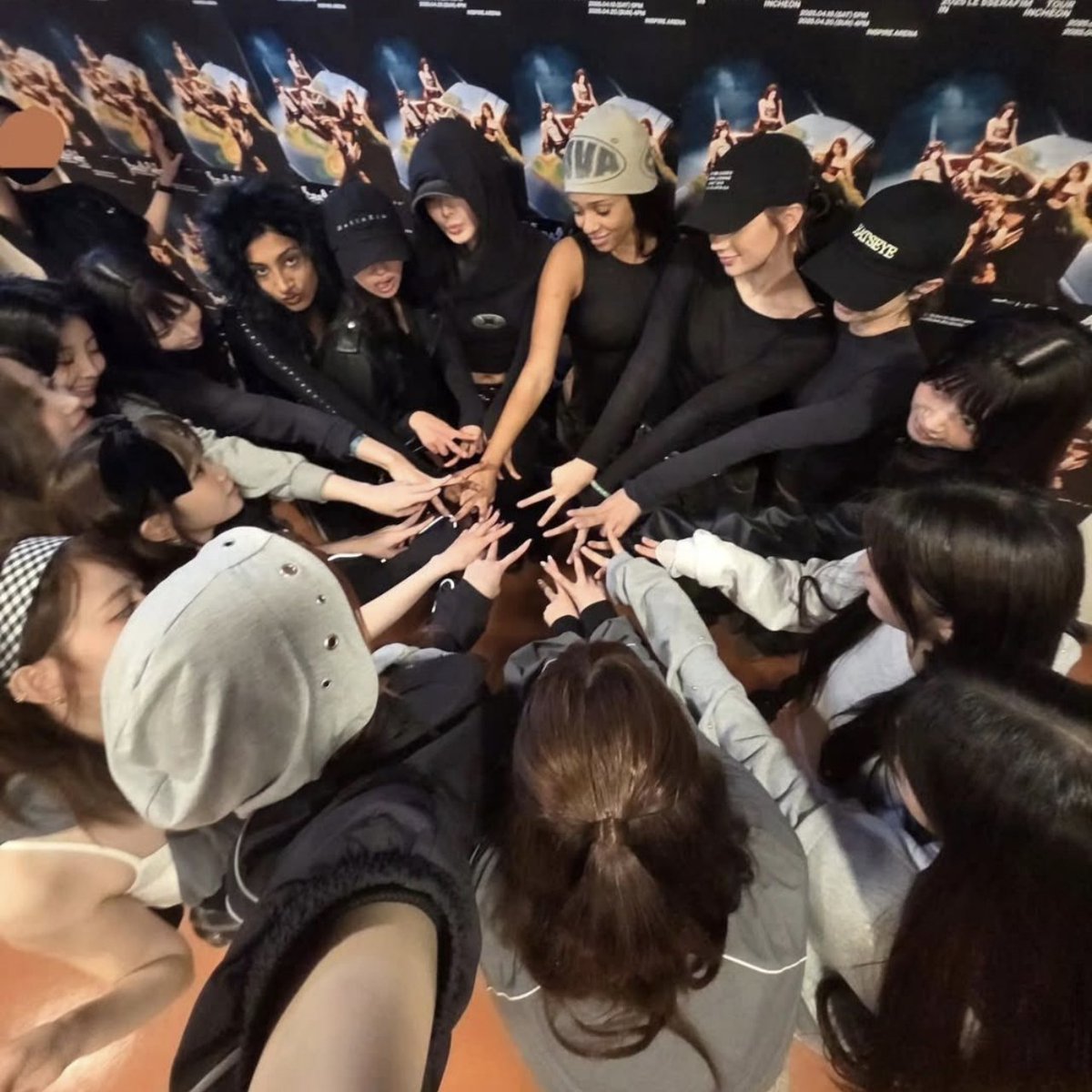 lpopchartmaster's tweet photo. The agencies of #LE_SSERAFIM, ILLIT and KATSEYE reveal how the collaboration idea of "ICONIC BY MISTAKE" arose:

— "As the three teams have constantly shown extraordinary 'chemistry' through active interaction such as filming challenges, talk naturally arose that it would be nice to stand on stage together someday."

https://t.co/16GopXKy75