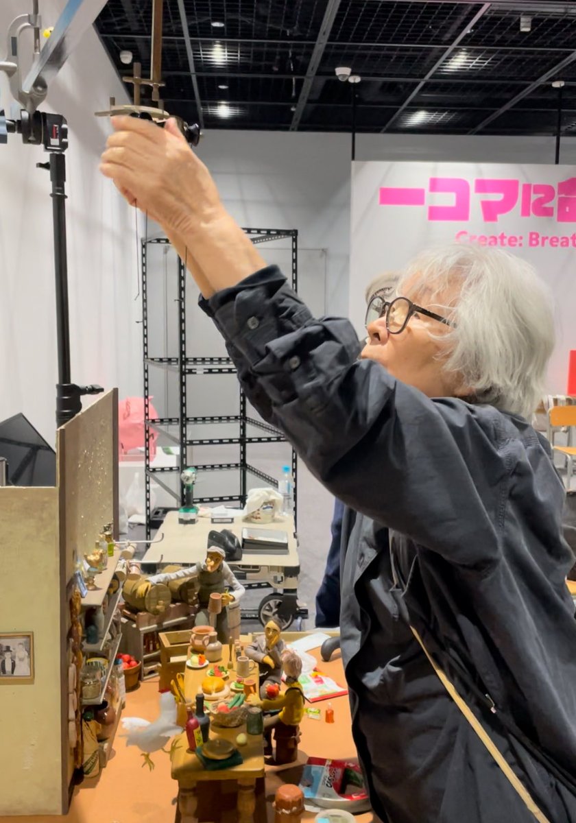 magarijuku's tweet photo. #コマ撮りってなに展　のメイキング　たくさんの方が関わっているのがわかり、展示ができていく様子もみれてすごいです！マガリ塾ゾーンの展示使用している吊りやタンクは眞賀里先生が現役で使用されているものです。現役60年ほどとのことなのでとても貴重です。ニワトリは先生が吊っています#マガリ塾 https://t.co/WAsKk3G3US