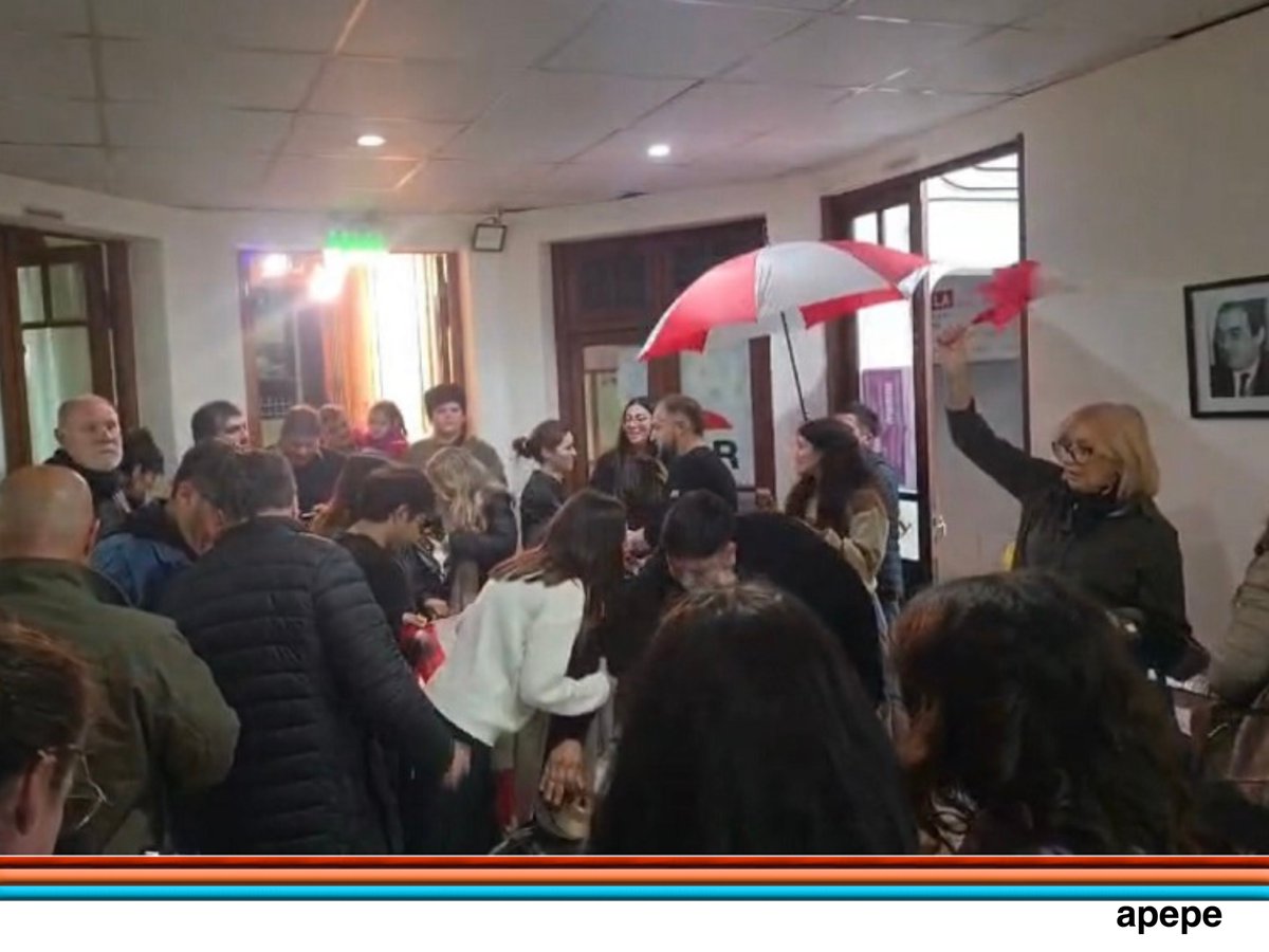 apepe_bahia's tweet photo. FERNANDO ROIG GANÓ LA INTERNA RADICAL Y PRESIDIRÁ EL COMITE DE LA UCR DE BAHÍA BLANCA

La Lista 123 obtuvo 592 votos y superó a la Lista 115, que alcanzó 385 sufragios.

De esta manera, Roig venció a Martín Bustos por una diferencia de 207 votos.

Con este resultado, el sector alineado con el senador nacional Maximiliano Abad quedó al frente de la conducción partidaria en la ciudad.

La lista ganadora propuso a Ricardo Margo como secretario general, a María Noelia Pino como vicepresidenta y a Silvana Pompei como tesorera. 

También incluyó a Elisa Quartucci como delegada a la Convención provincial y a Fabián Giménez como primer vocal del Comité local.

Foto: @cafexmedio