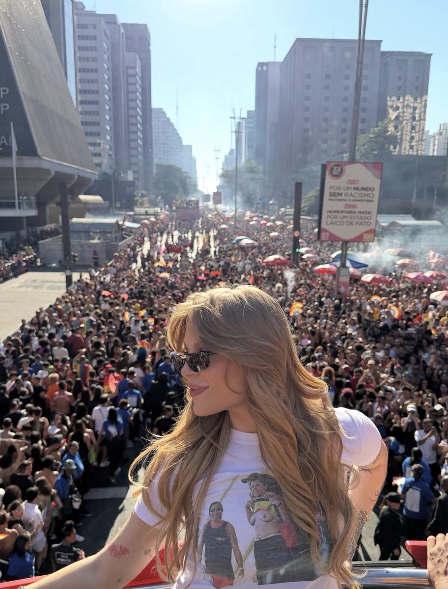 MundaoSonza's tweet photo. Luísa Sonza, que esteve presente hoje na Parada LGBTQIA+ via postagem no Instagram:

“É justamente por isso que eventos como esse seguem sendo necessários. […] Direitos não avançam sozinhos. Quando parte da população não se posiciona, não briga, não levanta a voz em relação aos direitos de todos […], a gente começa a retroceder…

A causa LGBTQIAPN+ precisa de atenção e ano inteiro, não só em junho…”
