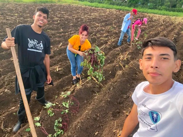 DeFcmm94497's tweet photo. En lugar de aguardar circunstancias perfectas, los principales dirigentes del partido y del gobierno estuvieron junto a nosotros en una intensa jornada de trabajo, demostrando que el auténtico liderazgo se edifica con el ejemplo. https://t.co/WGNhHVj0EP