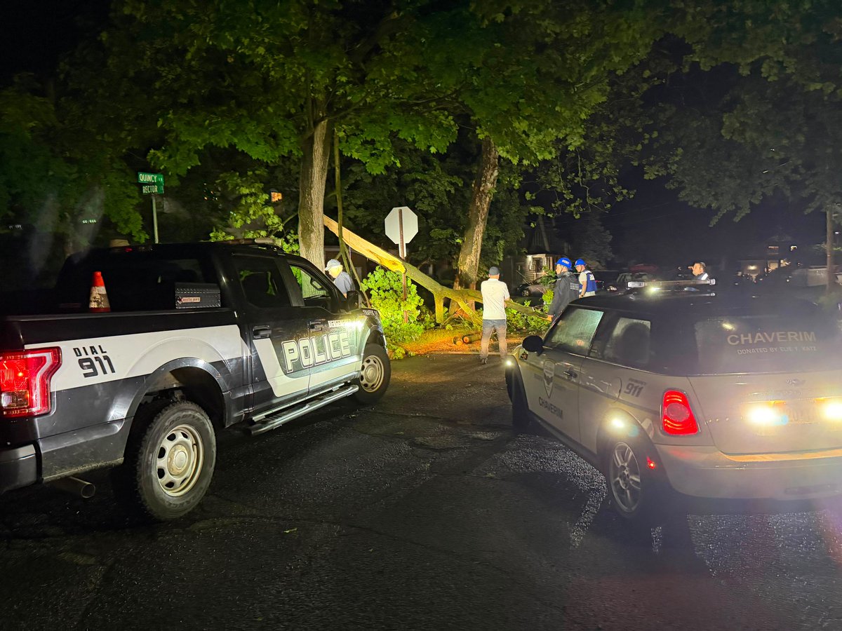 COBCchaverim's tweet photo. Our members have been responding to multiple calls involving downed trees, blocked roadways, and hazardous conditions throughout the area.

We thank @bergenfieldpd for their response and incredible service.

As always, we're your friends you can count on.

#Chaverim https://t.co/nRDsLoDCrl