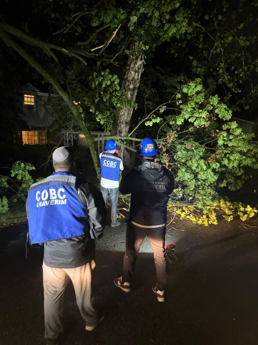 COBCchaverim's tweet photo. Our members have been responding to multiple calls involving downed trees, blocked roadways, and hazardous conditions throughout the area.

We thank @bergenfieldpd for their response and incredible service.

As always, we're your friends you can count on.

#Chaverim https://t.co/nRDsLoDCrl