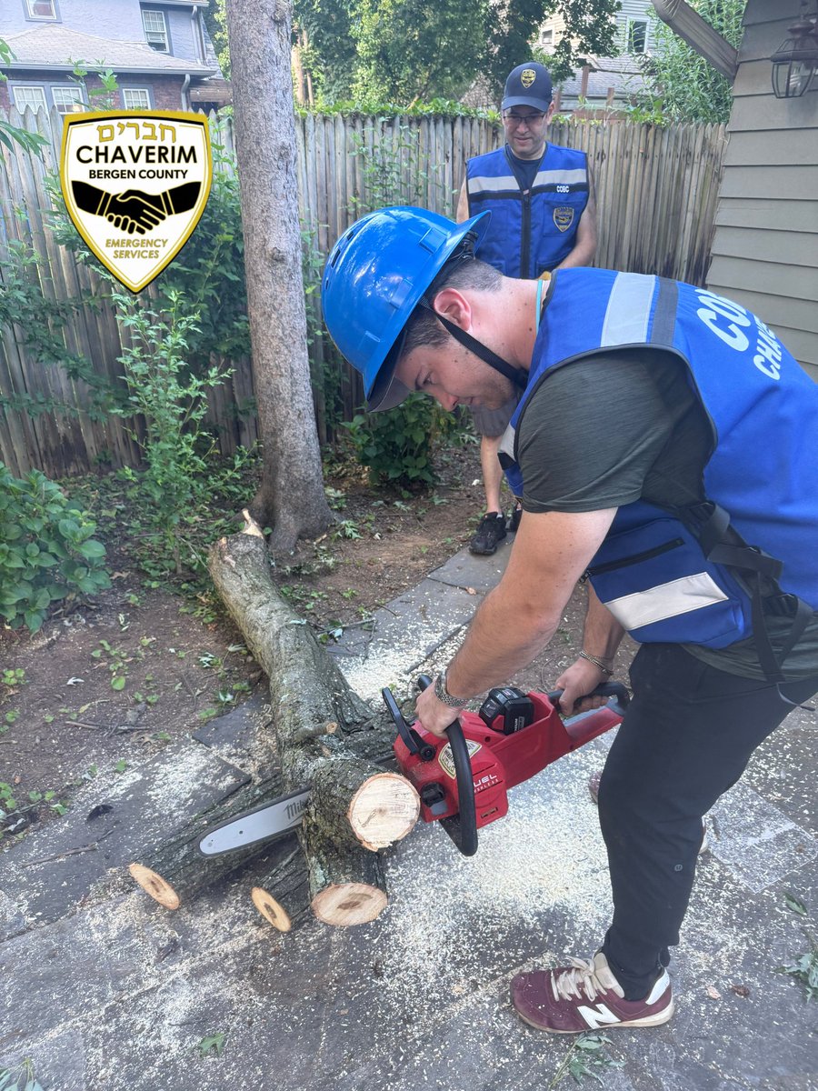COBCchaverim's tweet photo. Our members have been responding to multiple calls involving downed trees, blocked roadways, and hazardous conditions throughout the area.

We thank @bergenfieldpd for their response and incredible service.

As always, we're your friends you can count on.

#Chaverim https://t.co/nRDsLoDCrl