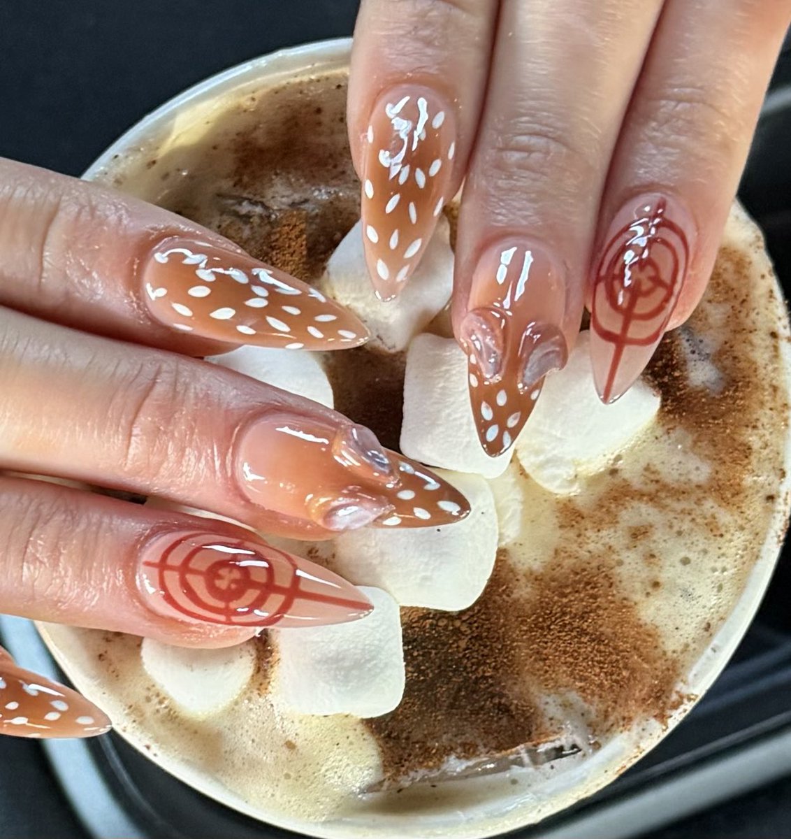 nextlevelsteph's tweet photo. got my white feather hawk tail deer hunter nails 🦌🎯 https://t.co/cmx5rsTO1K