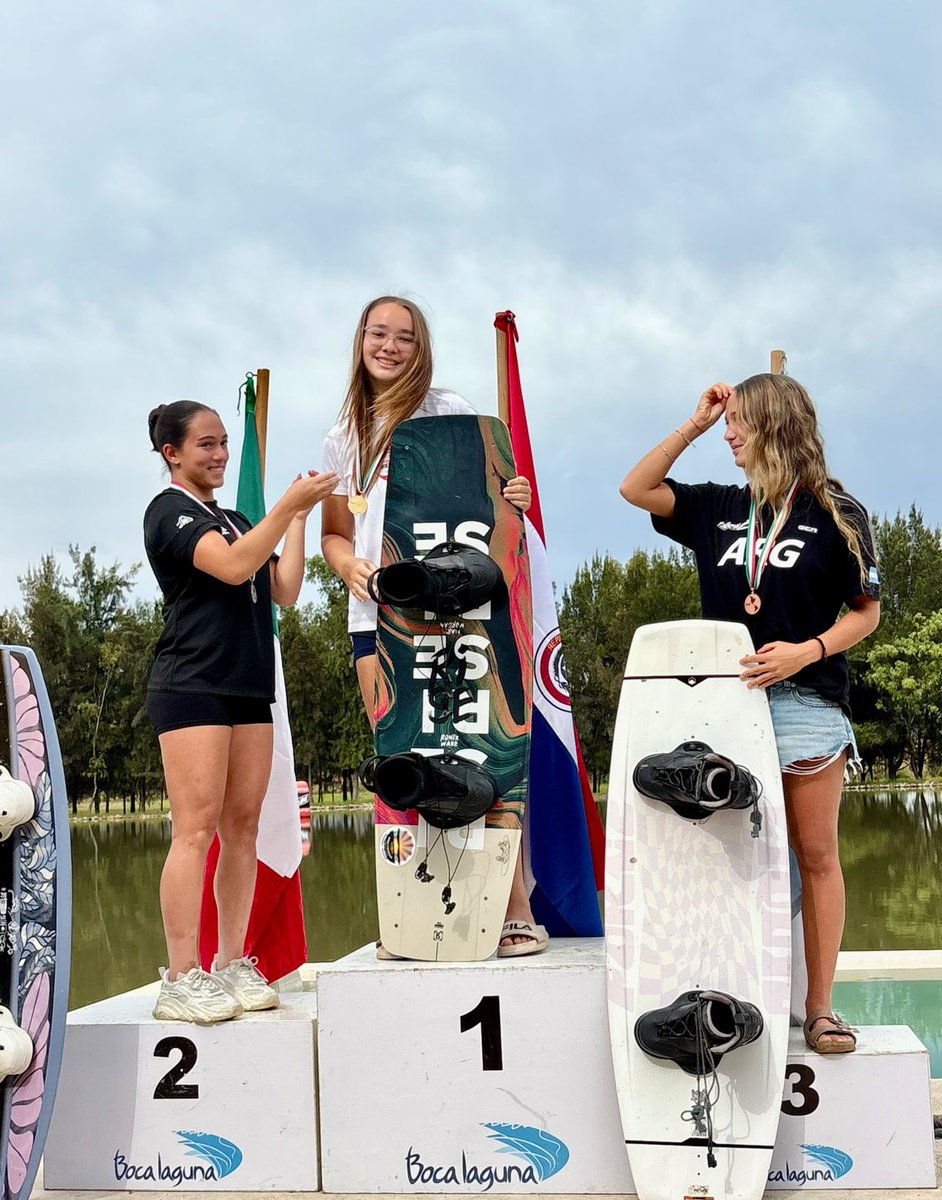 coparaguay's tweet photo. 🏆 ¡Paraguay 🇵🇾 Medalla de Oro 🥇 en el Panamericano U18 Femenino de #Wakeboard 🚤🏄🏻‍♀️ Chapla - México 🇲🇽 2026! 👏🏻

🏆🥇Victoria Manoiloff PAR (40.00)
🥈Natasha Lamdsmanas MEX (38.22)
🥉Barbara Saidel ARG (36.11)

💪🏻 ¡FELICITACIONES, VICTORIA!

#ParaguayPuede https://t.co/BjagjgYPED