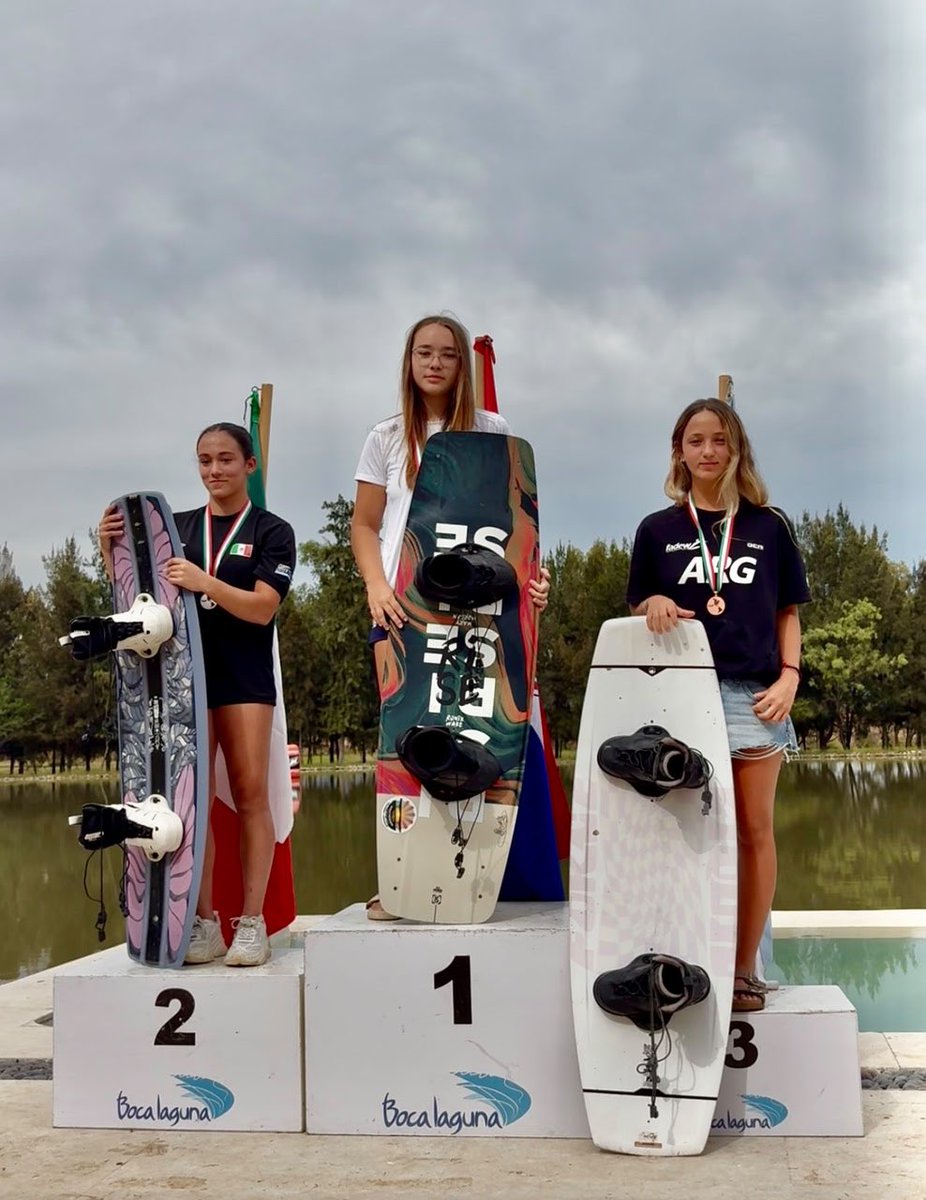 coparaguay's tweet photo. 🏆 ¡Paraguay 🇵🇾 Medalla de Oro 🥇 en el Panamericano U18 Femenino de #Wakeboard 🚤🏄🏻‍♀️ Chapla - México 🇲🇽 2026! 👏🏻

🏆🥇Victoria Manoiloff PAR (40.00)
🥈Natasha Lamdsmanas MEX (38.22)
🥉Barbara Saidel ARG (36.11)

💪🏻 ¡FELICITACIONES, VICTORIA!

#ParaguayPuede https://t.co/BjagjgYPED