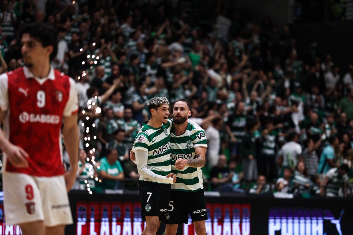 SportingCP's tweet photo. EM FRENTE, LEÕES! 🦁

O #FutsalSCP venceu o Jogo 3 das meias-finais por 7-2 e está na grande final da Liga Placard ✅ https://t.co/lEr6t1IWxS