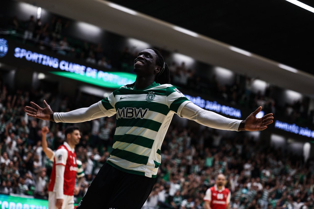 SportingCP's tweet photo. EM FRENTE, LEÕES! 🦁

O #FutsalSCP venceu o Jogo 3 das meias-finais por 7-2 e está na grande final da Liga Placard ✅ https://t.co/lEr6t1IWxS
