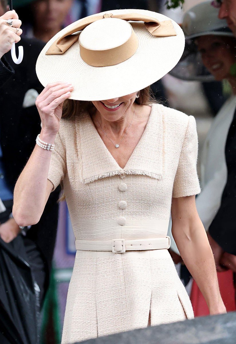 lovewalesfamily's tweet photo. The epitome of elegance 👒😍🧡 https://t.co/Tag3XiNjMl