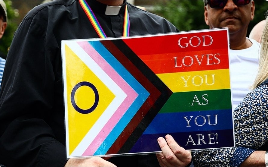 CforCatholics's tweet photo. LGBTQ ‘lavender graduations’ set to take place at major Catholic colleges, including one with a drag show:

SACRED HEART OF JESUS have mercy on us for the tremendous scandal we as Catholics give to our fellow Americans for allowing this to happen. 🙏🇺🇲

The ultimate responsibility for allowing this, rests squarely on the shoulders of the CATHOLIC BISHOP whose Diocese the University is located in. As much as they try to pass the blame, the bucks stops with them spiritually and according to Canon Law. To those Bishops, the words of Christ come to mind:

"It were better for him, that a millstone were hanged about his neck, and he cast into the sea, than that he should scandalize one of these little ones." Luke 17
@USCCB

FULL STORY:
https://t.co/MLTbYHYI9b