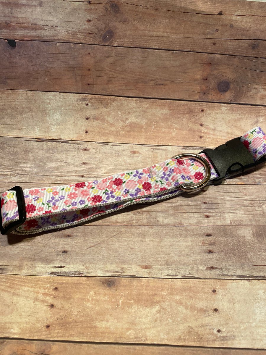 KingdomShop7's tweet photo. Floral Dog Collar, Large Fabric Dog Collar, Everyday Dog Collar, Girl Dog collars, Stylish Dog Collars, pet fashion, dog gifts https://t.co/IOHfz2XYL7 #KingdomWorkshop #giftsunder10 #Handmadegifts #handcrafted #Easter #Artisancrafted #BlackDogCollar https://t.co/MyGJdBSTlp