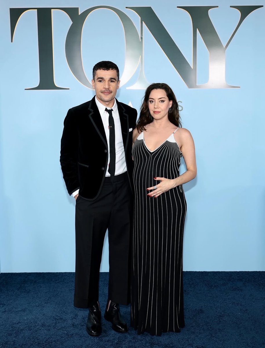 abbott_updates's tweet photo. christopher abbott and aubrey plaza at the tony awards https://t.co/kj9EwYv62a