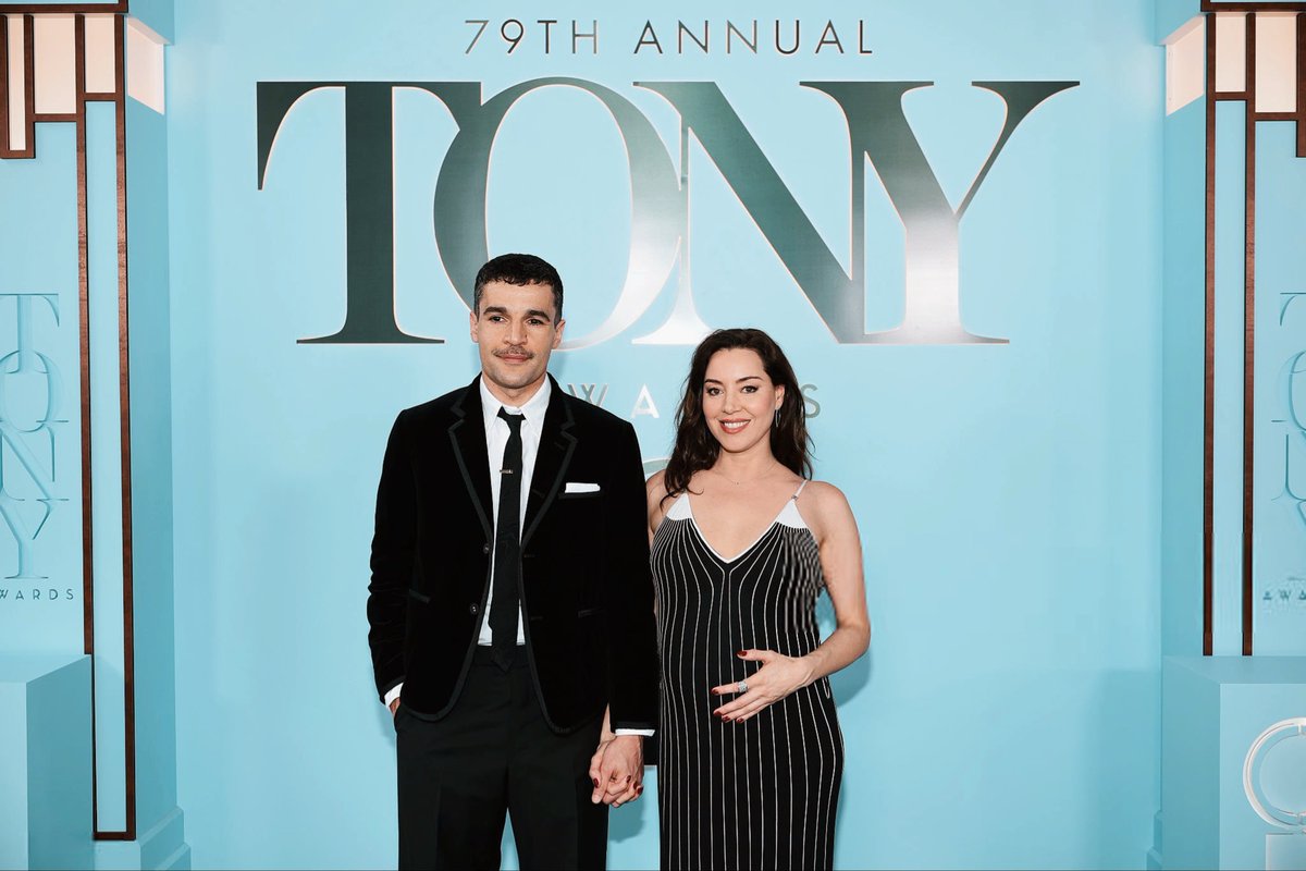 abbott_updates's tweet photo. christopher abbott and aubrey plaza at the tony awards https://t.co/kj9EwYv62a