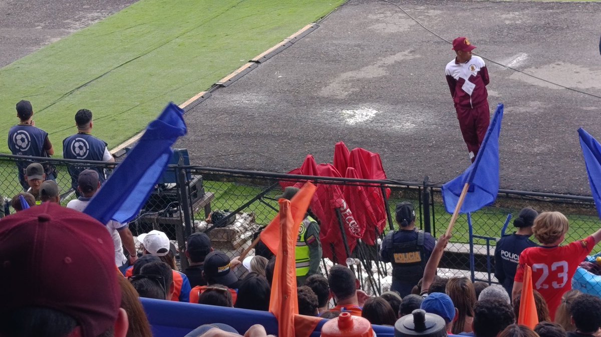 carnevaliiii's tweet photo. Muchachos, que bueno, ahora se permiten banderas con astas en los estadios de Venezuela 🥳🎉

¿@martinramostv que opinas? https://t.co/L9bHNAZffQ