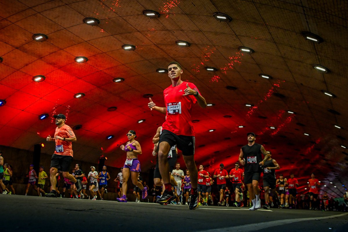 danfca_'s tweet photo. Simplesmente o ROCK IN RIO da corrida! 🎸🏃‍♂️

Foi bom demais correr e me divertir nos 21km da Maratona do Rio. 

Prova absurda do primeiro ao último KM!

A Maratona do Rio é diferente. O Rio é diferente. Não tem jeito!

#correrebomdemais #corridaderua #maratonadorio #meiamaratona https://t.co/MuLx2QPYsk