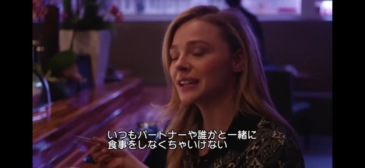 Instagrambotv's tweet photo. 【意外な楽園】
「日本は独身者にとっての天国」
ハリウッド女優の告白に世界が震撼。

■ クロエが語る衝撃
女優クロエ・グレース・モレッツ。
彼女が日本を訪れて驚いたこと。
それは「一人で食事を楽しめる」
という、当たり前の自由でした。

■ 欧米の「同伴」地獄
西洋文化では一人行動は苦行です。
・マックに一人で入るのは恥
・飲み会はパートナー同伴が常識
・連れがいないと「変人」扱い
外食は常に「誰か」とセット。
一人の時間は、蔑みの対象なのです。

■ 日本という聖域
そんな彼女にとって、東京は衝撃。
仕切られたカウンター。
誰にも干渉されない静かな時間。
「西洋にもこれが必要」と、
日本の孤高の文化を大絶賛しました。

■ ポイント
・海外スターが羨む「ソロ活動」
・西洋を縛る強烈な「同伴」の圧力
・日本独自の合理性が世界を救う？

私たちが「寂しい」と思う瞬間は、
世界から見れば「究極の自由」でした。

他人の目を気にせず、ラーメンを啜る。
この国は、世界一自由な場所かもしれません。

あなたは今の「自由」、手放せますか？

「一人最高！」と思ったらRT。

日本の魅力を再確認するために、保存。