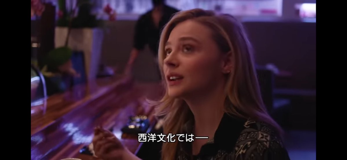 Instagrambotv's tweet photo. 【意外な楽園】
「日本は独身者にとっての天国」
ハリウッド女優の告白に世界が震撼。

■ クロエが語る衝撃
女優クロエ・グレース・モレッツ。
彼女が日本を訪れて驚いたこと。
それは「一人で食事を楽しめる」
という、当たり前の自由でした。

■ 欧米の「同伴」地獄
西洋文化では一人行動は苦行です。
・マックに一人で入るのは恥
・飲み会はパートナー同伴が常識
・連れがいないと「変人」扱い
外食は常に「誰か」とセット。
一人の時間は、蔑みの対象なのです。

■ 日本という聖域
そんな彼女にとって、東京は衝撃。
仕切られたカウンター。
誰にも干渉されない静かな時間。
「西洋にもこれが必要」と、
日本の孤高の文化を大絶賛しました。

■ ポイント
・海外スターが羨む「ソロ活動」
・西洋を縛る強烈な「同伴」の圧力
・日本独自の合理性が世界を救う？

私たちが「寂しい」と思う瞬間は、
世界から見れば「究極の自由」でした。

他人の目を気にせず、ラーメンを啜る。
この国は、世界一自由な場所かもしれません。

あなたは今の「自由」、手放せますか？

「一人最高！」と思ったらRT。

日本の魅力を再確認するために、保存。