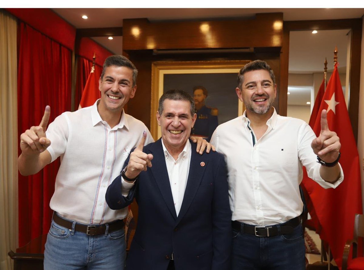 vanev87's tweet photo. El presidente Horacio Cartes @Horacio_Cartes demostró una vez más el gran liderazgo del movimiento Honor Colorado en las elecciones internas municipales de la @ANRParaguay, gano distrito por distrito, consolidando la fuerza más poderosa del Paraguay.🇵🇾🚩

Junto al Presidente de la República Santiago Peña @SantiPenap y el Vicepresidente Pedro Alliana @AllianaPedro, Cartes reafirma que el proyecto colorado sigue siendo el único con vocación de mayoría nacional.

Esto no es casualidad. Es organización, es trabajo, es liderazgo. 💪