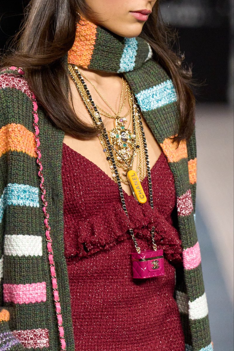 blondedcob's tweet photo. Bree runway wearing an fw2022 Chanel mini vanity case necklace as an anklet 🆒🆒🆒🆒🆒🆒 https://t.co/Jy23JqHZ6Z