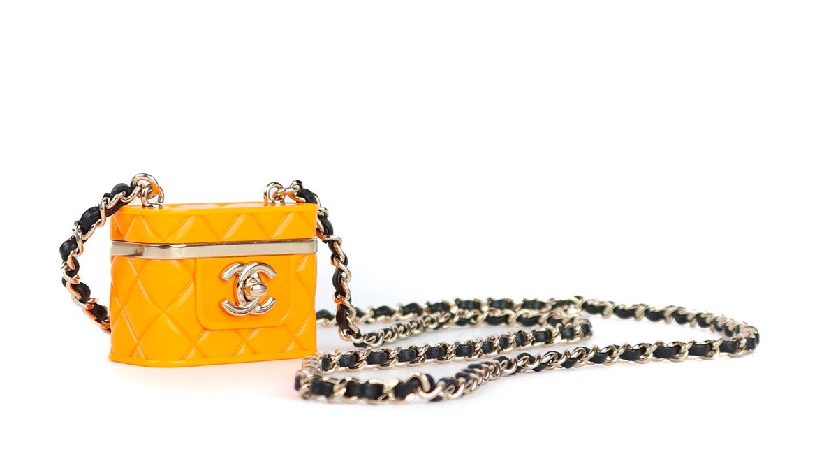 blondedcob's tweet photo. Bree runway wearing an fw2022 Chanel mini vanity case necklace as an anklet 🆒🆒🆒🆒🆒🆒 https://t.co/Jy23JqHZ6Z