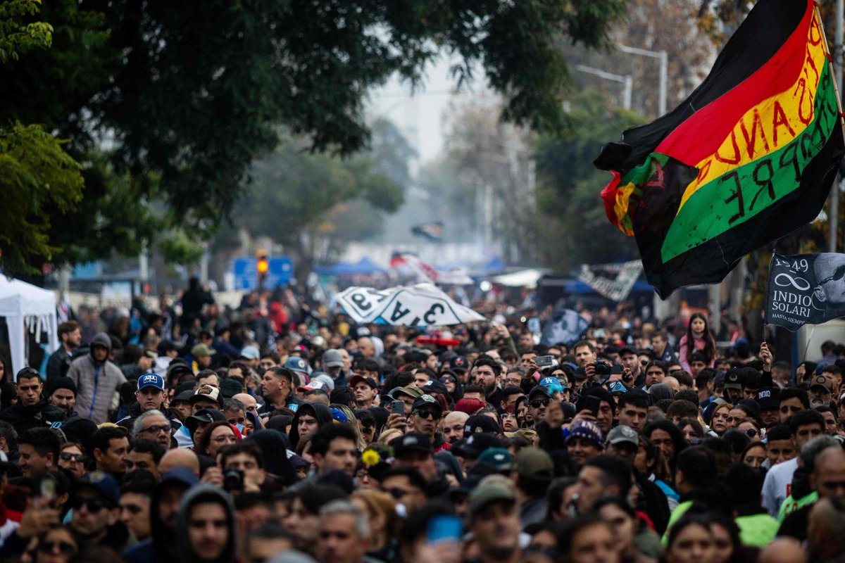 MundoEConflicto's tweet photo. ⚫️ El adiós a una leyenda que marcó a fuego el corazón de generaciones. Con lágrimas, banderas y un sentimiento de gratitud eterna, las más de 70 cuadras de fila reflejan el desgarro de un pueblo ricotero que se resiste a despedir al eterno Indio Solari en Avellaneda. https://t.co/oRni3BcyYI