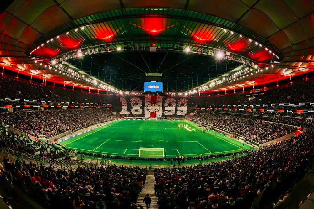 BundesInsider's tweet photo. ⚠️ ATENÇÃO! O dirigente Axel Hellmann está planejando a construção de um novo estádio para o Eintracht Frankfurt.

A ideia prevê uma arena com capacidade para até 80 mil torcedores, superando o atual Deutsche Bank Park, que recebe até 58 mil espectadores.

Por enquanto, trata-se de uma visão e planejamento interno, sem anúncio oficial de construção, local ou prazo para o projeto sair do papel.

🗞️ @BILD