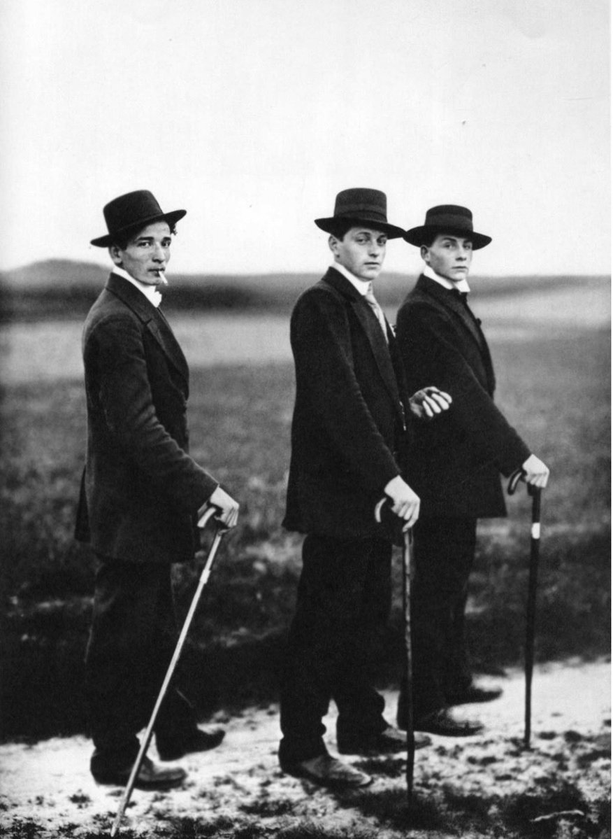 dabeny's tweet photo. August Sander, fue más allá de retratar arquetipos sociales desde el imperio, la Rep de Weimar; y el nazismo destructor de su obra. El maestro, creía que la fotografía era capaz de fijar la historia del mundo. #CPUF @radioclasica❤️#MercedesMencheroVerdugo 
https://t.co/wGjutu0PU9 https://t.co/tz92EDsa4C