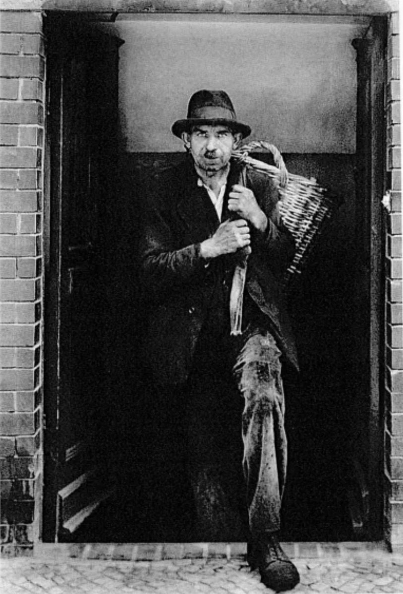 dabeny's tweet photo. August Sander, fue más allá de retratar arquetipos sociales desde el imperio, la Rep de Weimar; y el nazismo destructor de su obra. El maestro, creía que la fotografía era capaz de fijar la historia del mundo. #CPUF @radioclasica❤️#MercedesMencheroVerdugo 
https://t.co/wGjutu0PU9 https://t.co/tz92EDsa4C