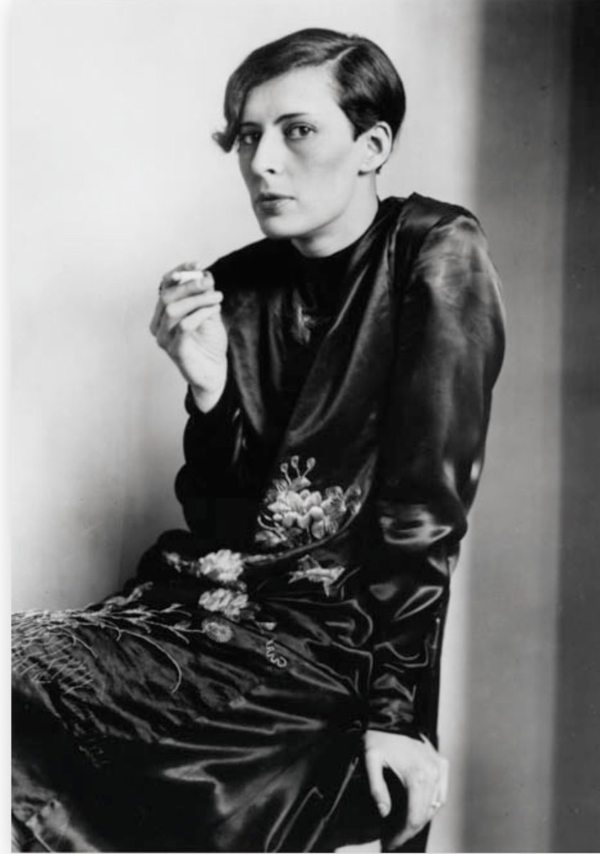 dabeny's tweet photo. August Sander, fue más allá de retratar arquetipos sociales desde el imperio, la Rep de Weimar; y el nazismo destructor de su obra. El maestro, creía que la fotografía era capaz de fijar la historia del mundo. #CPUF @radioclasica❤️#MercedesMencheroVerdugo 
https://t.co/wGjutu0PU9 https://t.co/tz92EDsa4C