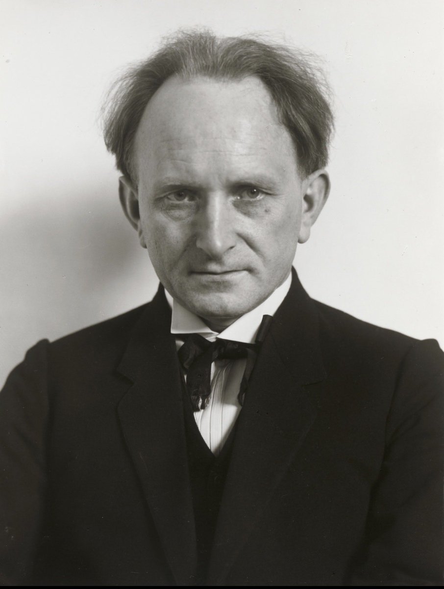 dabeny's tweet photo. August Sander, fue más allá de retratar arquetipos sociales desde el imperio, la Rep de Weimar; y el nazismo destructor de su obra. El maestro, creía que la fotografía era capaz de fijar la historia del mundo. #CPUF @radioclasica❤️#MercedesMencheroVerdugo 
https://t.co/wGjutu0PU9 https://t.co/tz92EDsa4C