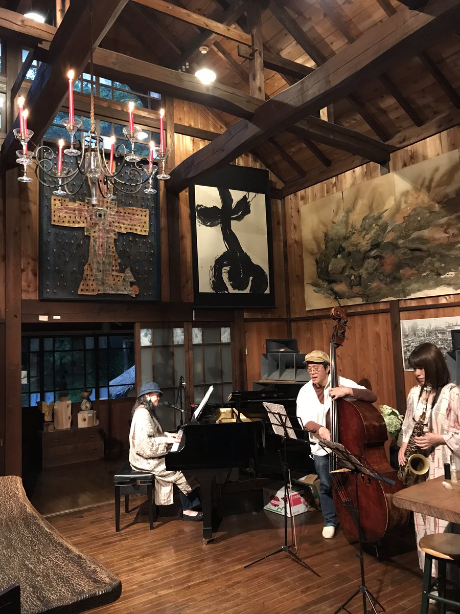 yamaneko_ogose's tweet photo. 6/8ギャラリィ＆カフェ定休日

次回の山猫音楽会

6/20(土)6時〜『太陽の香り』レコ発

池田千夏・p
本橋美咲・sax
落合康介・b
外山明・ds

予約3000円　当日3500円

☎︎049-292-3981
mail@yamaneko.info

写真は昨日のライブの様子です。
左から　宅shoomy朱美　杉山茂生
守谷美由貴 https://t.co/5Ig7saA5JH